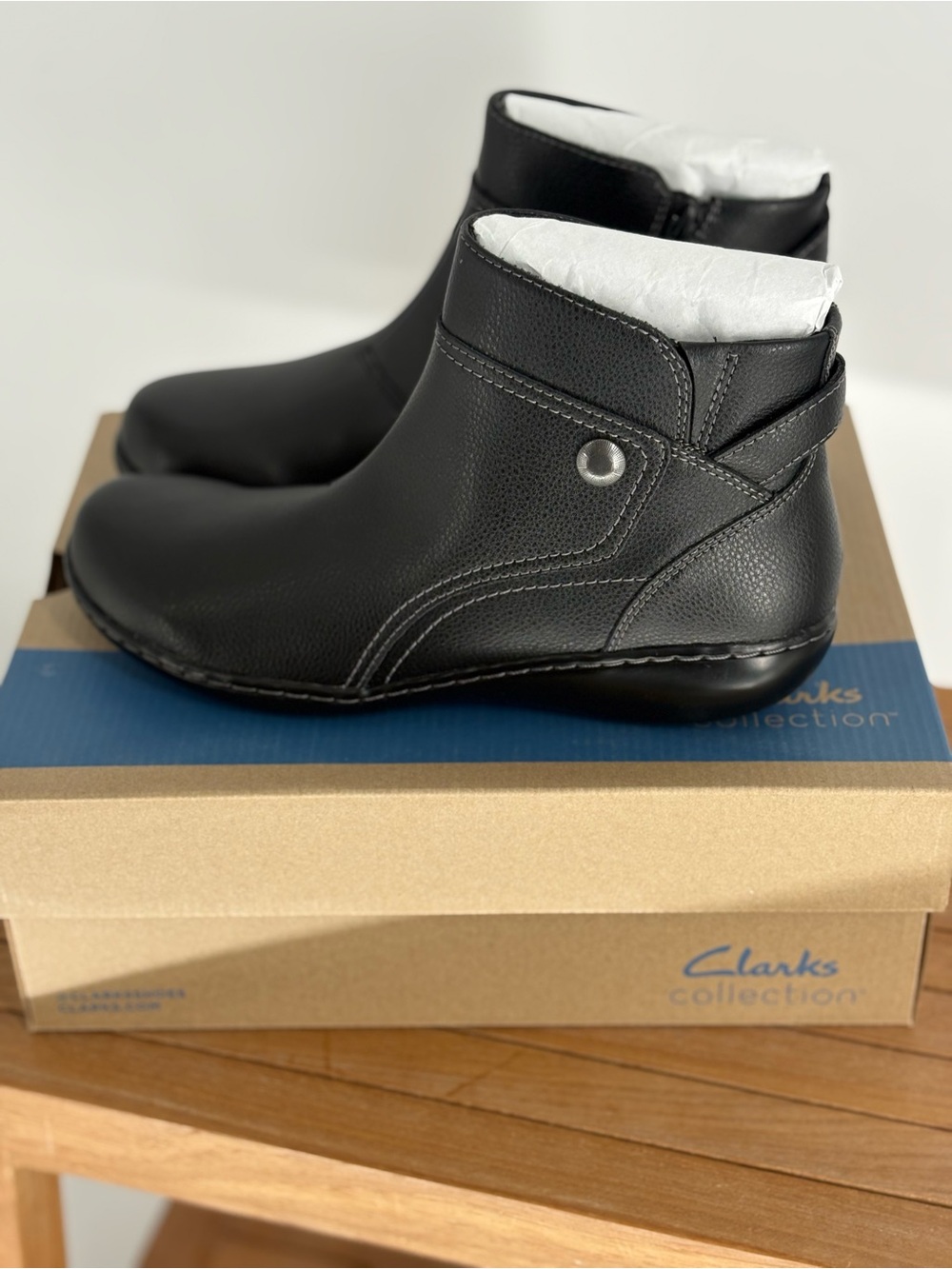 New Clarks ASHLAND MABEL Women’s Black Leather Ankle Boots SIZE 8M - Picture 2 of 5